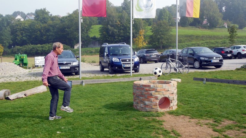 Toni beim Versuch, in den Turm "einzulochen"...