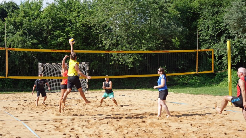 012-beachvolleyball.jpg