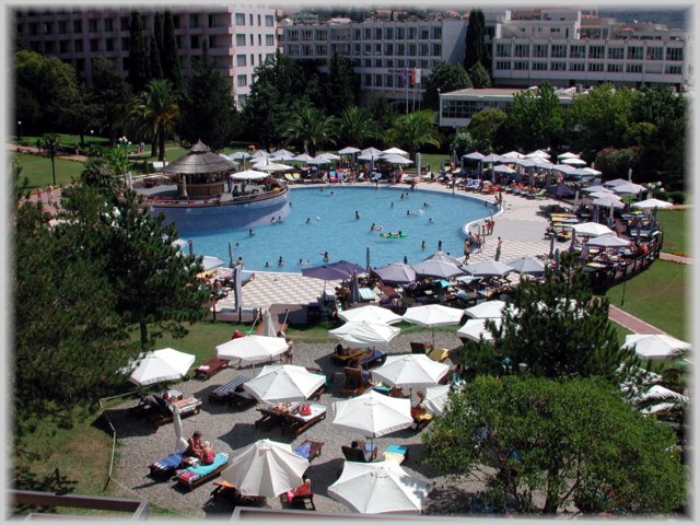 Die Liegen um den groen Pool waren bereits um 6:30 Uhr morgens fast alle belegt...