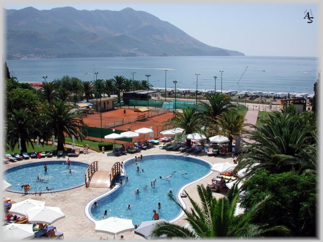 Blick vom Zimmer ber die Poolanlagen und den Tennisplatz nach Sveti Stefan