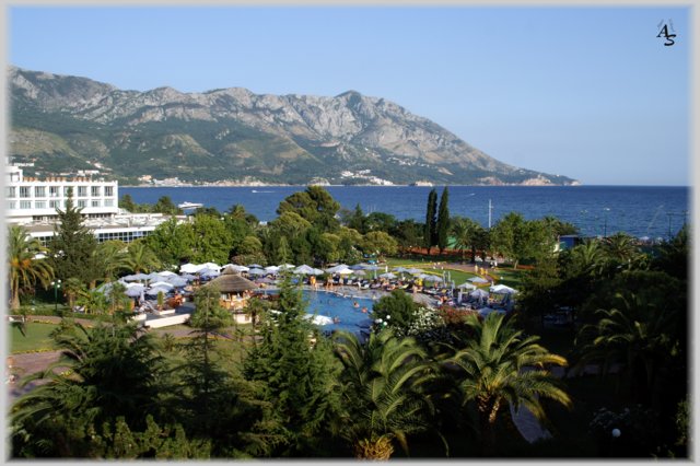 Blick vom Zimmer ber die Poolanlagen und den Tennisplatz nach Sveti Stefan