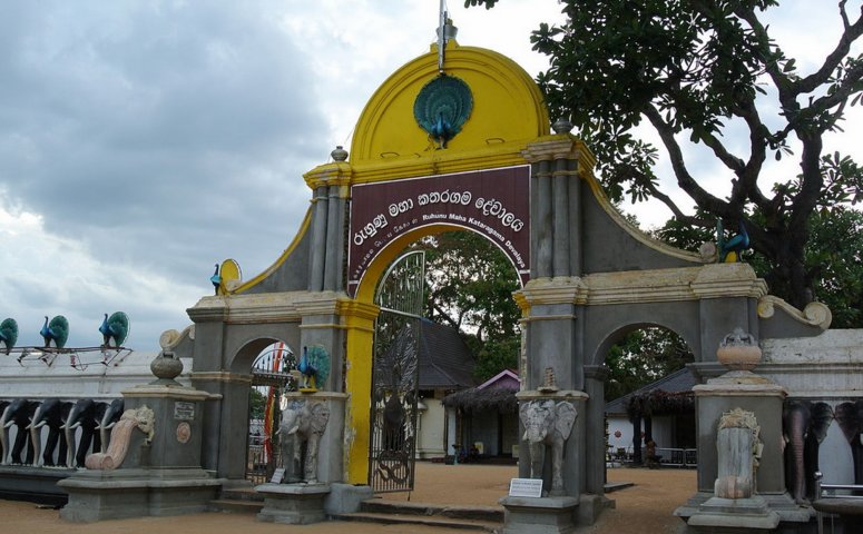 10-kataragama_eingang-tempel.jpg