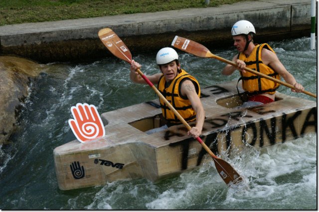 Pappboot-Rennen auf dem Augsburger Eiskanal