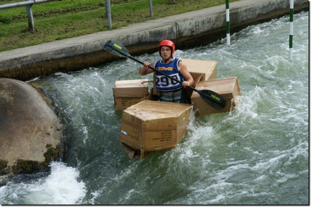 Pappboot-Rennen auf dem Augsburger Eiskanal