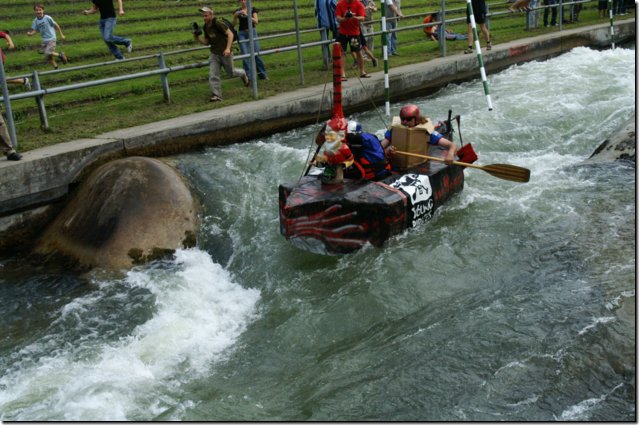 Pappboot-Rennen auf dem Augsburger Eiskanal