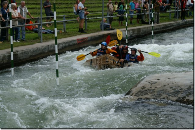 Pappboot-Rennen auf dem Augsburger Eiskanal