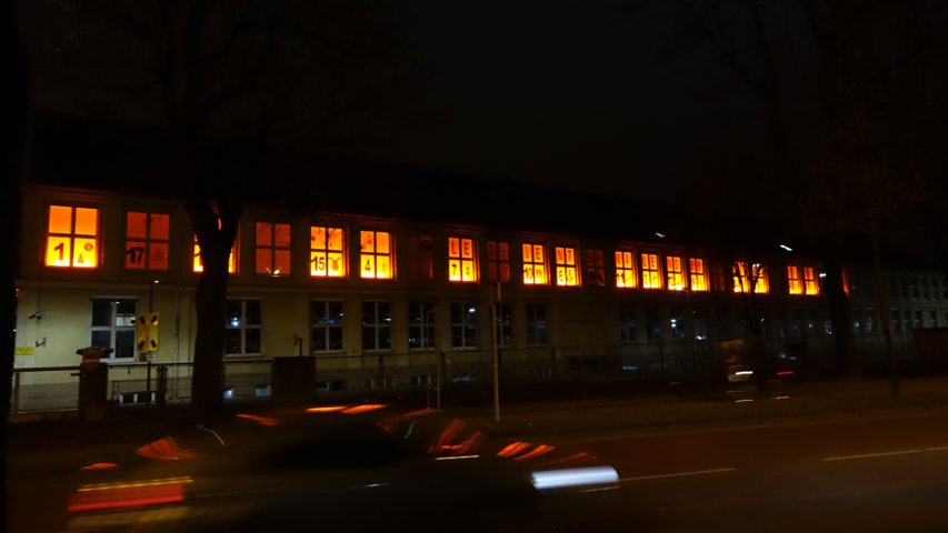 Adventskalender an den Fenstern der ehemaligen Fertigungshalle Tor 1 bei LEDVANCE